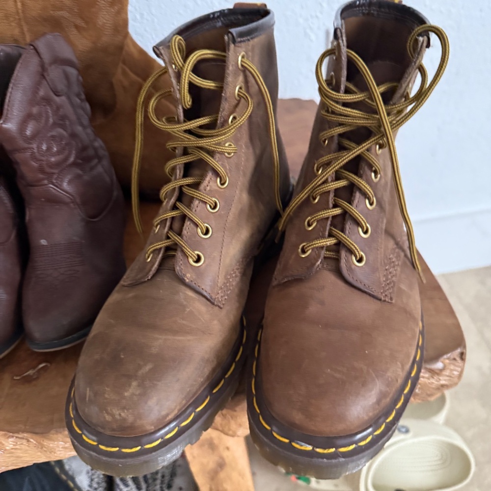 DR MARTENS VINTAGE BOOTS
